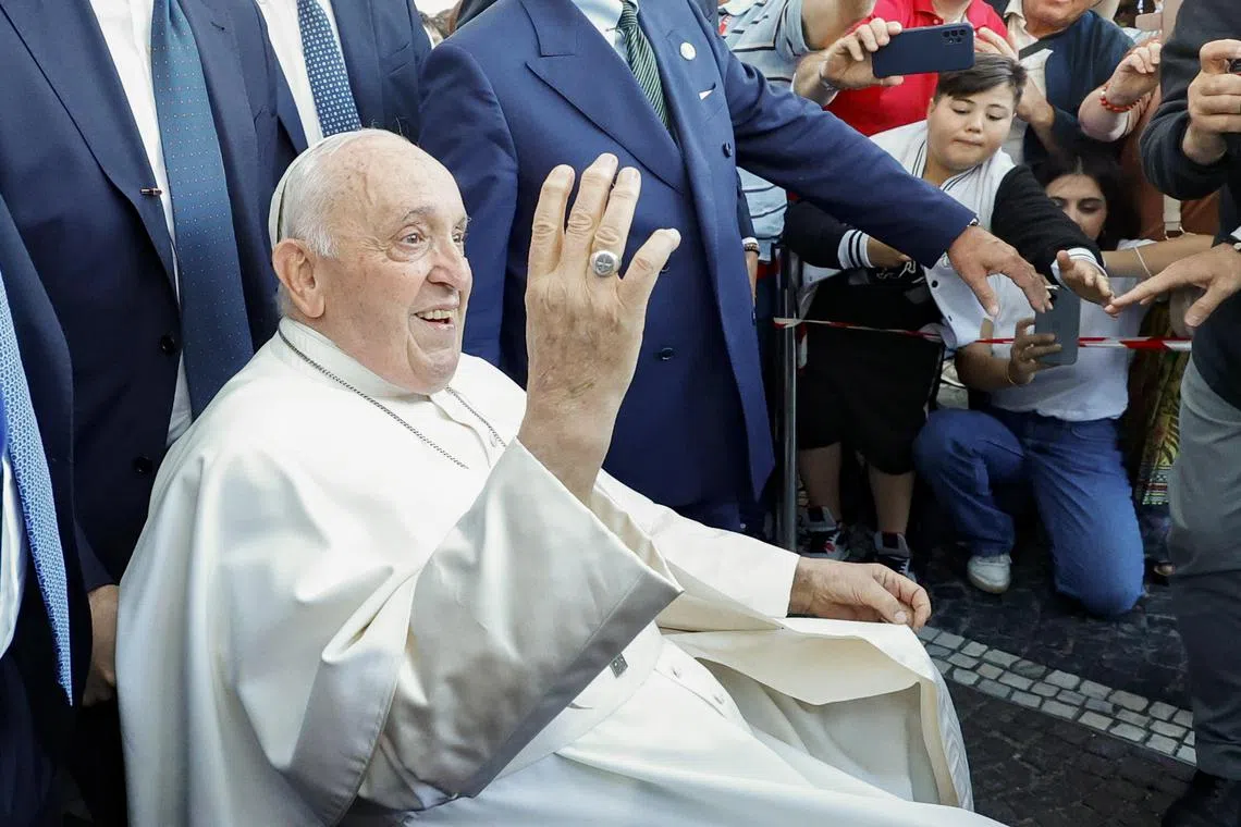 epa10694386 Pope Francis waves to supporters as he leaves the Gemelli Polyclinic Hospital in Rome, Italy, 16 June 2023. The pontiff was discharged from Rome's Gemelli Hospital on 16 June morning, following his recent abdominal surgery to repair a hernia and remove internal scar tissues.  EPA-EFE/FABIO FRUSTACI