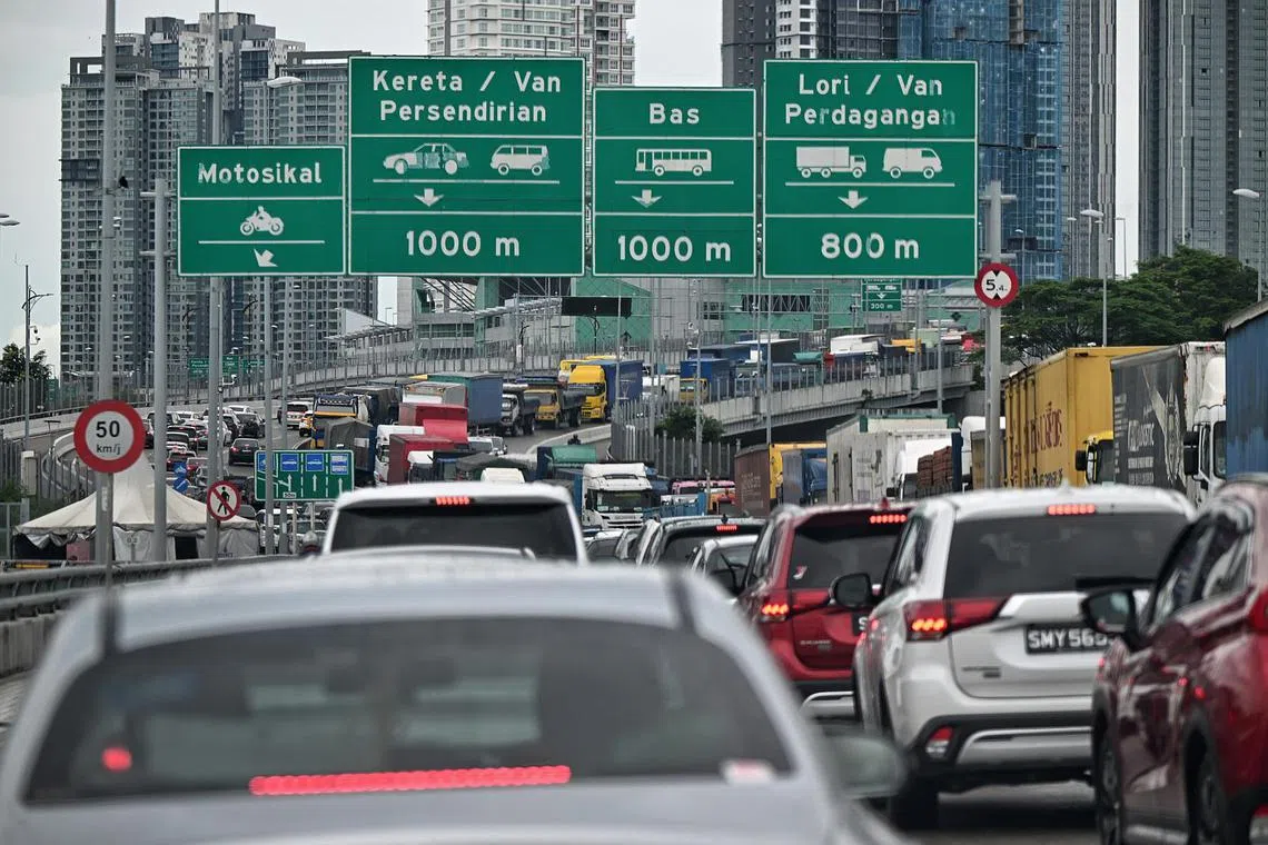 Malaysians in Singapore are making plans to return home for the Chinese New Year holiday, despite the rise in ticket prices. 