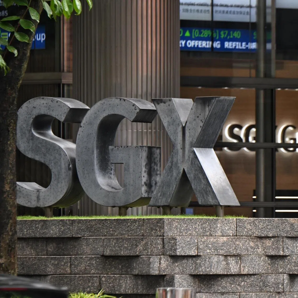 Across the broader market, gainers outnumbered decliners 290 to 272 after 1.2 billion securities worth $890.5 million were traded.