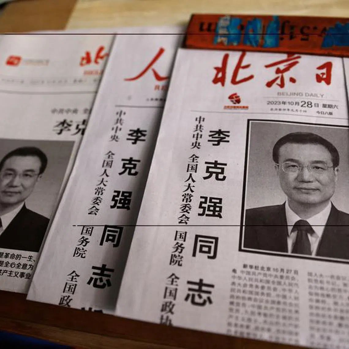FILE PHOTO: Newspapers with the obituary of late former Chinese Premier Li Keqiang on the front page are displayed, at a newsstand in Beijing, China October 28, 2023. REUTERS/Tingshu Wang/File Photo