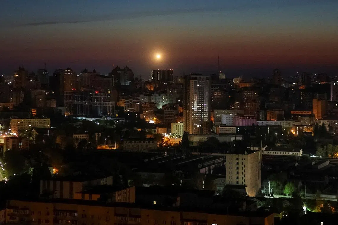 وطن نيوز – ويقول مسؤولون أوكرانيون إن روسيا تقصف أوكرانيا بطائرات بدون طيار مع انتهاء وقف إطلاق النار