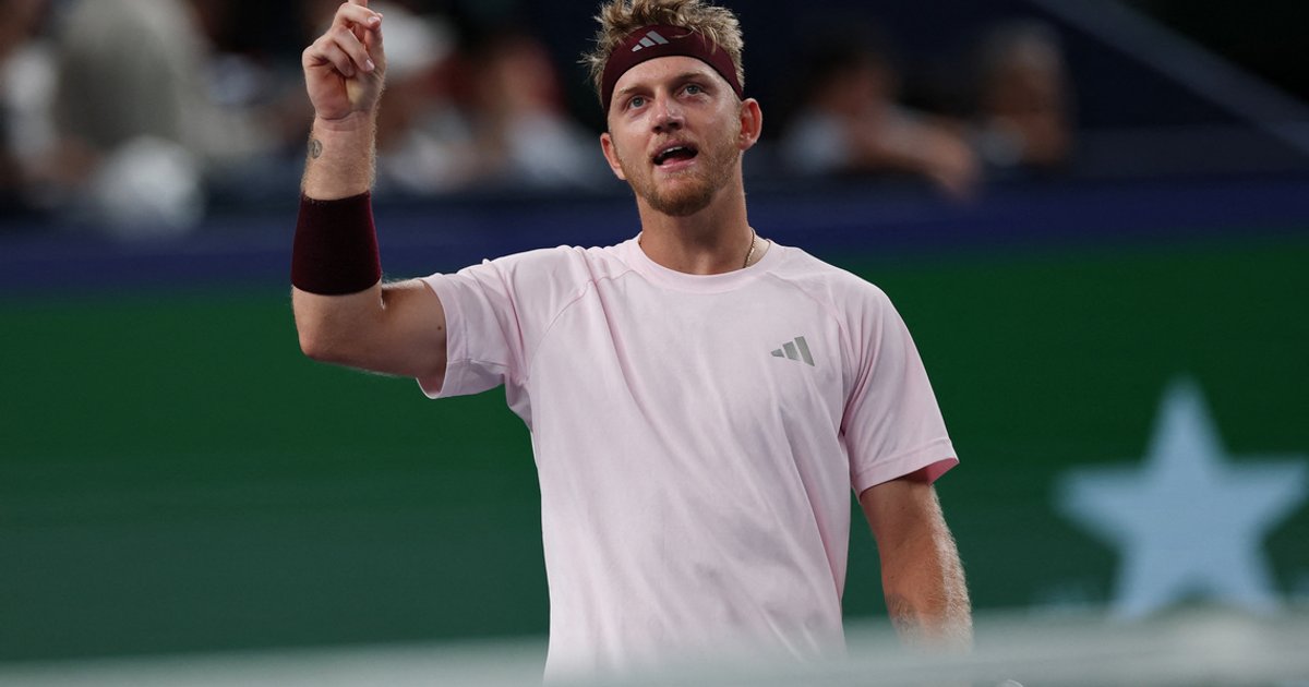 Davidovich Fokina ousts top seed Zverev to reach Shanghai Masters final