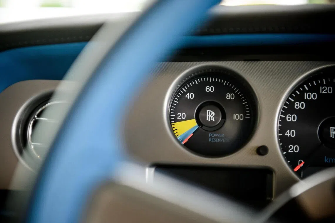 scshop14 - The Rolls-Royce Phantom's instrument dial showing the power reserve. 

Credit: ROLLS-ROYCE