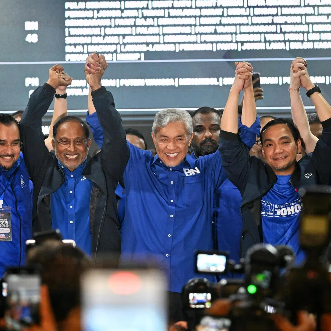 Barisan Nasional top leaders including Malaysia DPM Zahid Hamidi and Onn Hafiz, taking a group photo after winning the July 11 state election in Johor.