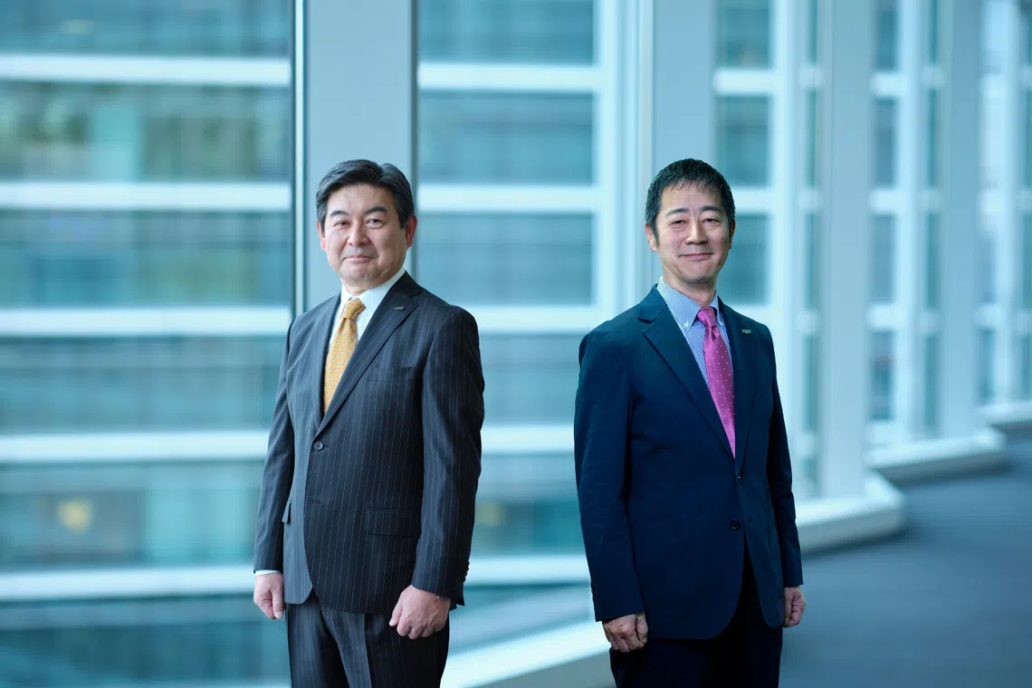 fujifilm business innovation corporate vice president shiro kikuchi and general manager of marketing business solution division motoru takizawa