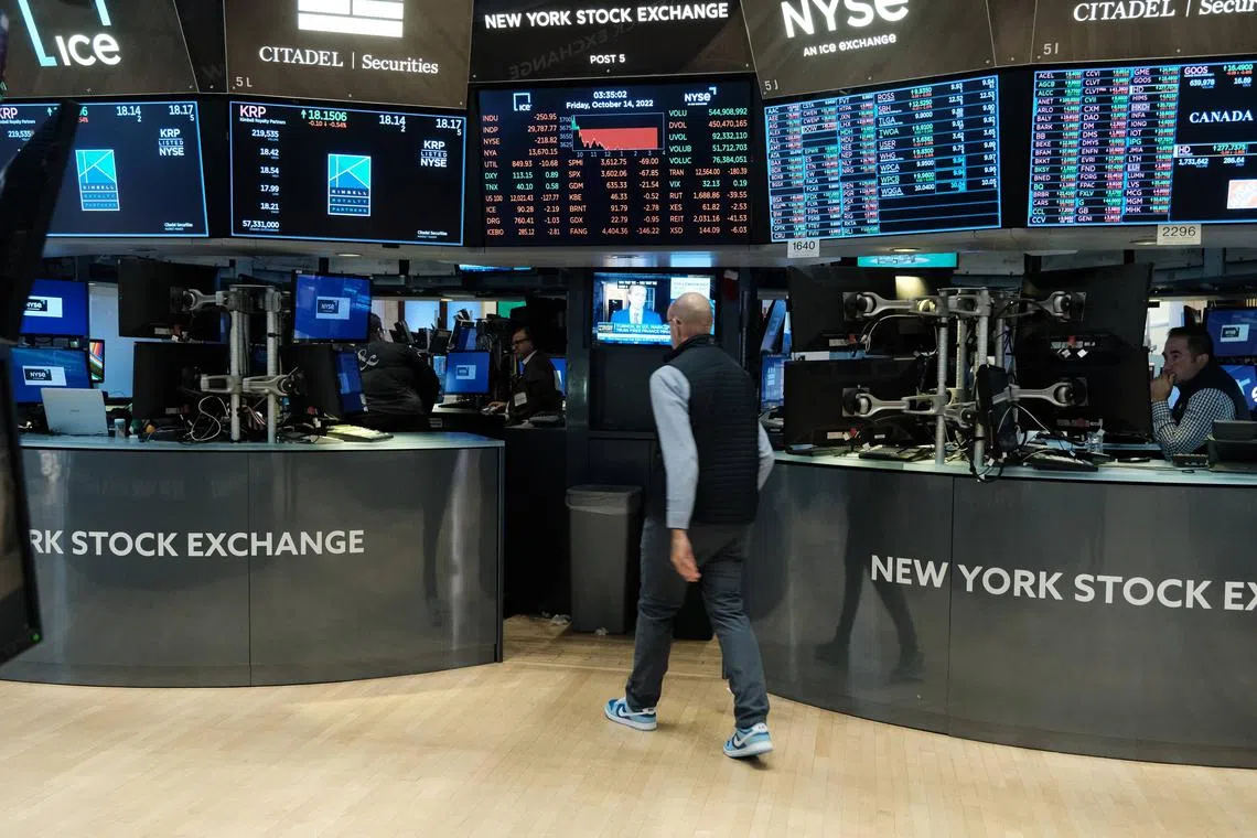 NEW YORK, NEW YORK - OCTOBER 14: Traders work on the floor of the New York Stock Exchange (NYSE) on October 14, 2022 in New York City. Following increased inflation concerns, the Dow Jones Industrial Average fell 403.89 points, or 1.34%, on Friday.   Spencer Platt/Getty Images/AFP

