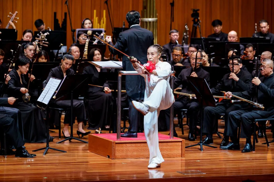 National wushu coach Su Zifang joined the orchestra for a nimble display in Kungfu Koncerto. 