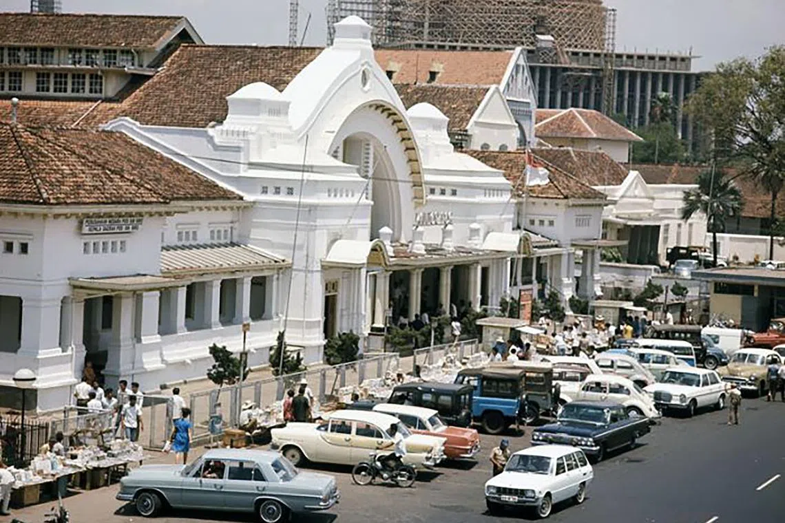 Pos Bloc Jakarta, a centuries-old Dutch colonial edifice known as the Jakarta Philatelic Building, seen here in 1971, with Istiqlal Mosque under construction in the background. It dates back to 1746 and was revived at a cost of 5 billion rupiah, before welcoming visitors in 2021.