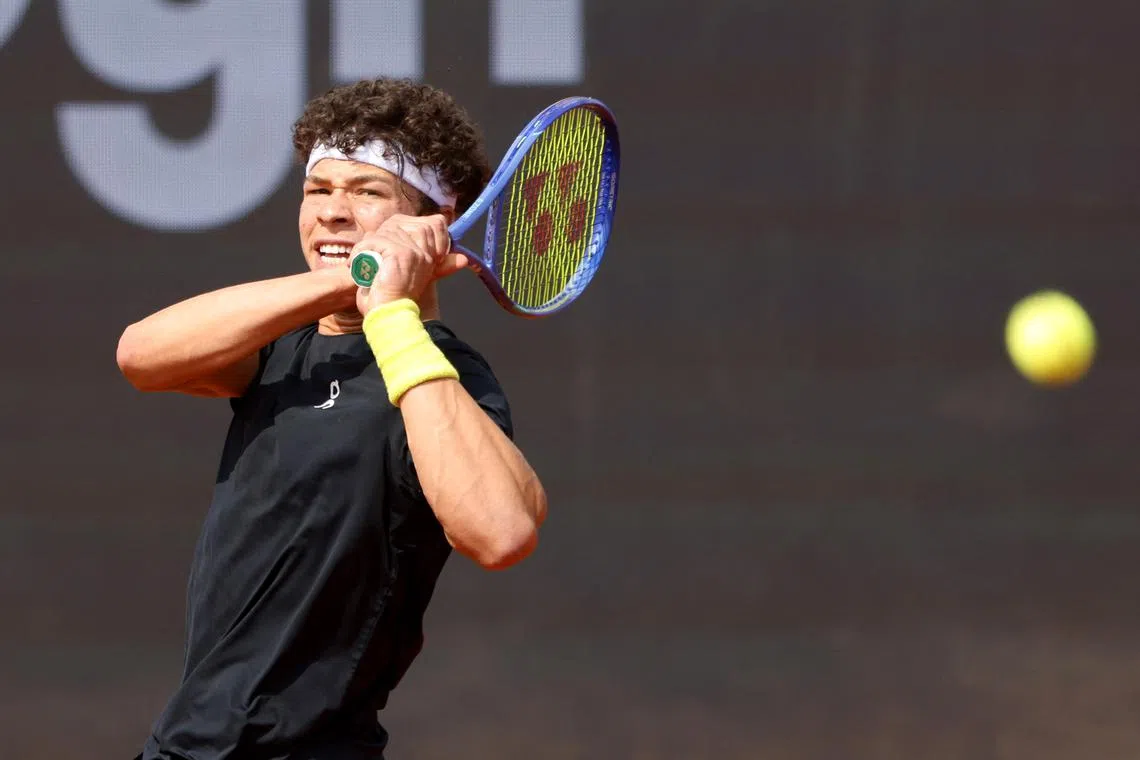 Tennis - ATP 500 - Munich Open - MTTC Iphitos, Munich, Germany - April 14, 2025 Ben Shelton of the U.S. in action during his round of 32 match against Croatia's Borna Gojo REUTERS/Michaela Stache