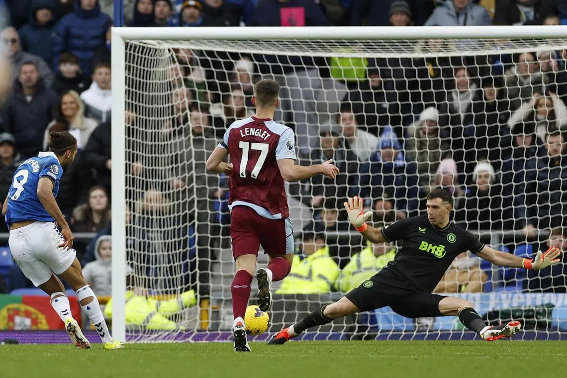 Soccer Football - Premier League - Everton v Aston Villa - Goodison Park, Liverpool, Britain - January 14, 2024
Aston Villa's Emiliano Martinez saves from Everton's Dominic Calvert-Lewin Action Images via Reuters/Jason Cairnduff NO USE WITH UNAUTHORIZED AUDIO, VIDEO, DATA, FIXTURE LISTS, CLUB/LEAGUE LOGOS OR 'LIVE' SERVICES. ONLINE IN-MATCH USE LIMITED TO 45 IMAGES, NO VIDEO EMULATION. NO USE IN BETTING, GAMES OR SINGLE CLUB/LEAGUE/PLAYER PUBLICATIONS.