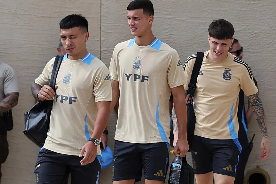 FILE PHOTO: Soccer Football - Copa America 2024 - Argentina preview - Miami, Florida, United States - June 27, 2024 Argentina's Lisandro Martinez, Argentina's Valentin Carboni and Alejandro Garnacho boarding the team bus REUTERS/Agustin Marcarian/File Photo