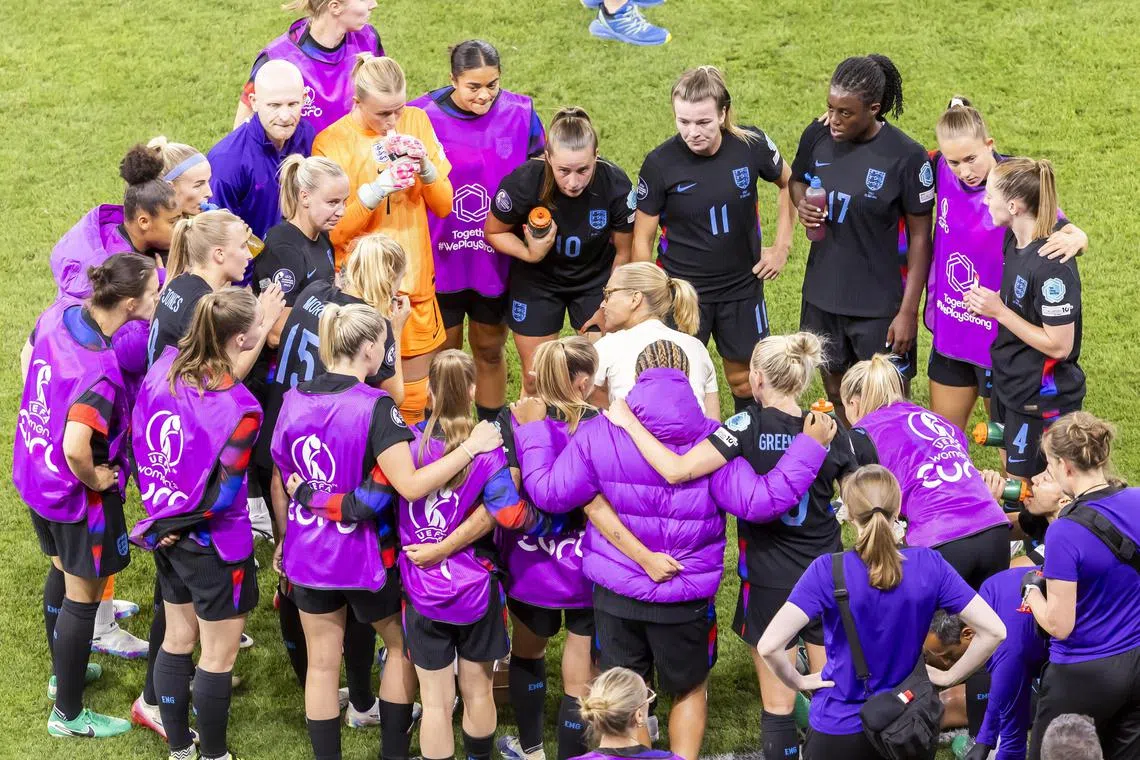 England coach Sarina Wiegman talks to her players before extra time in their semi-final clash against Italy.