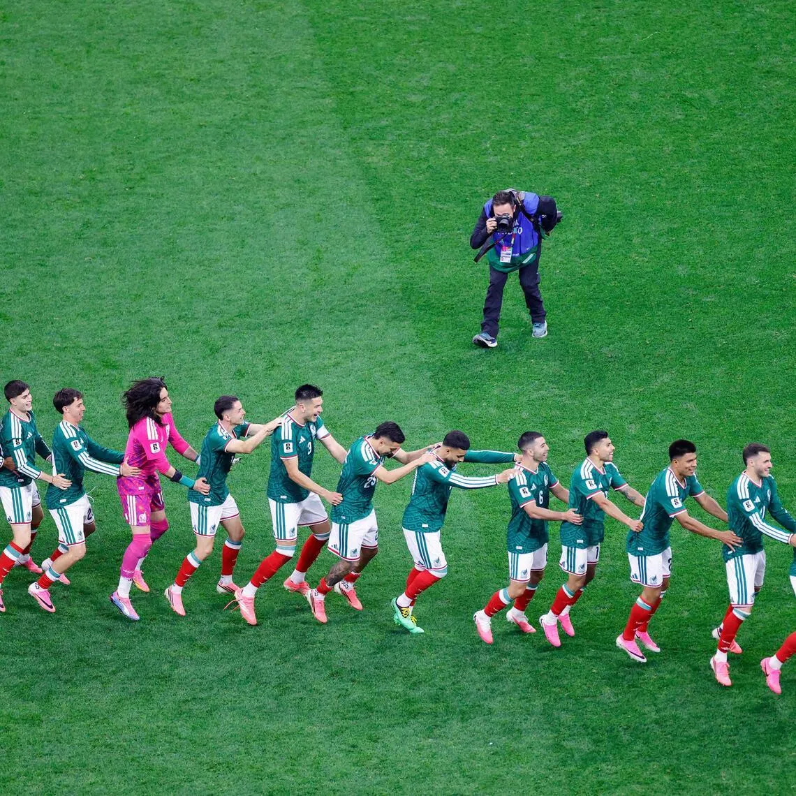 TOPSHOT - Mexico's players celebrate after winning the 2026 World Cup round of 32 football match between Mexico and Ecuador at the Mexico City Stadium in Mexico City on June 30, 2026.  (Photo by Rodrigo Oropeza / AFP)