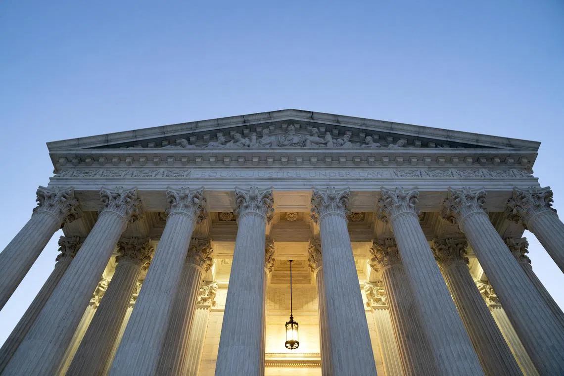 US President Donald Trump signed an executive order that requires federal buildings to maintain a classical style of Greco-Roman architecture associated with the marble columns. 
