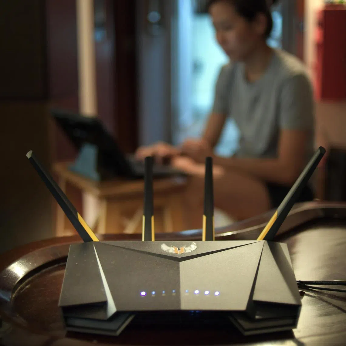 Photograph of a Wi-Fi router at home.