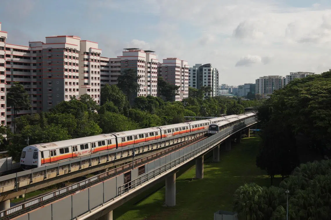 A train fault caused delays of up to 25 minutes for commuters on the North-South Line  between Woodlands and Ang Mo Kio MRT stations on Wednesday morning.