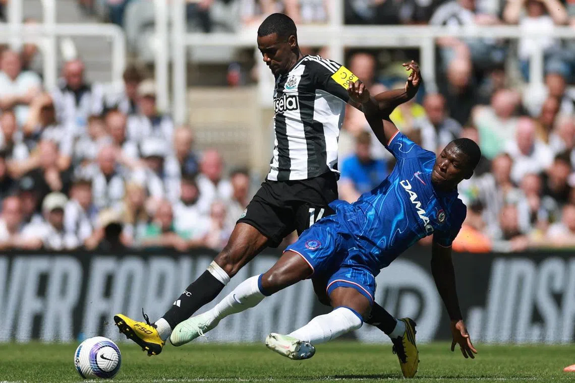 Newcastle United's Alexander Isak in action with Chelsea's Moises Caicedo?
