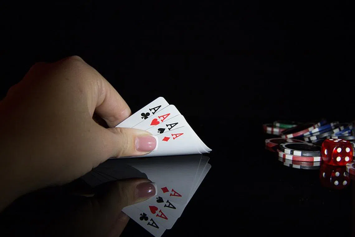 The police will investigate whether some 5,000 bank accounts were linked to online gambling. 