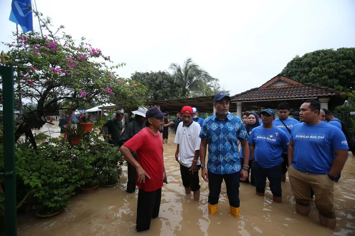 Caretaker health minister Khairy Jamaluddin halted his campaigning activities for the Sungai Buloh parliamentary seat to head to the flood-hit area of Kampung Melayu Subang.