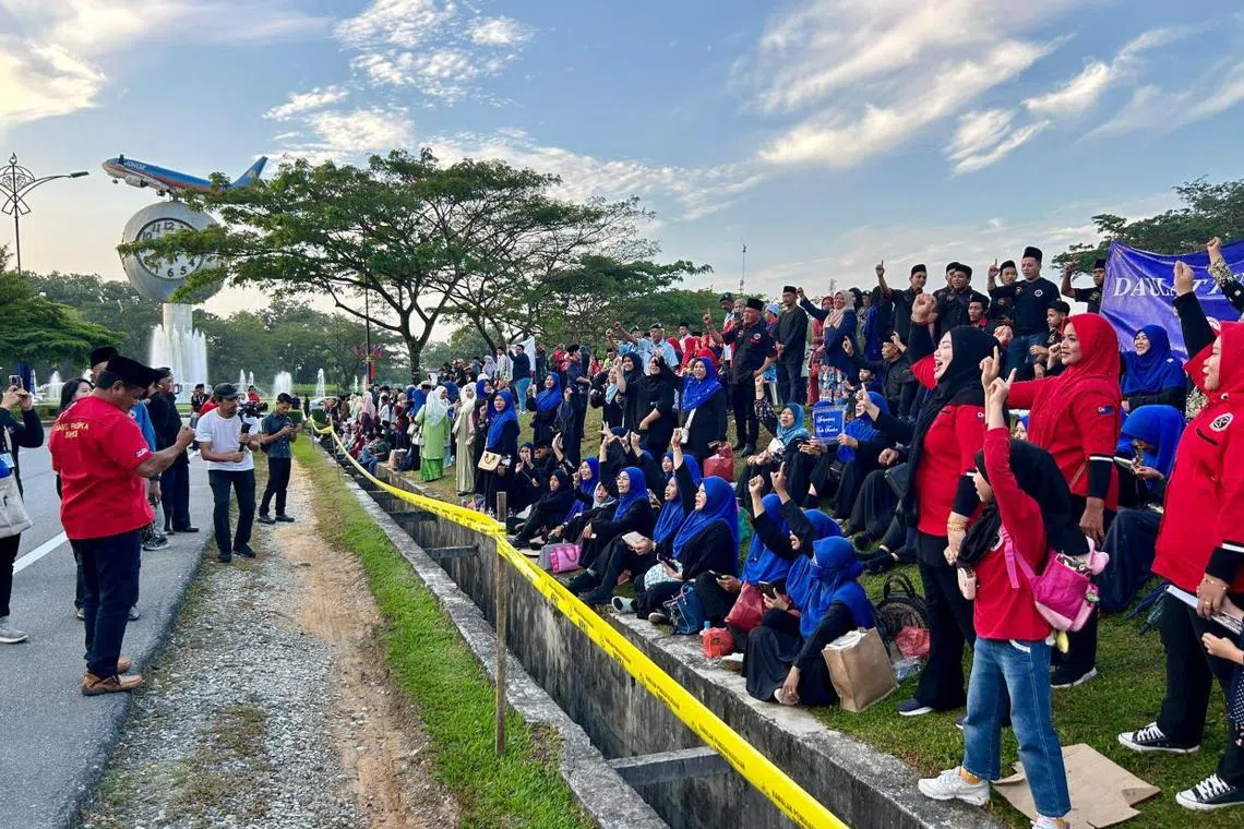 More than 2,000 people gathered in front of the Senai International Airport Mosque, one of 15 locations for the public to show their support from Istana Bukit Serene all the way to the Royal Hangar at Senai Airport.