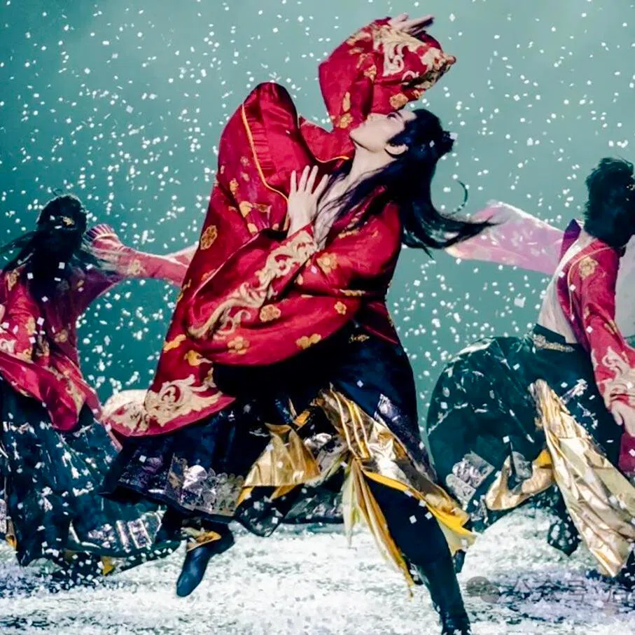 Male dancers in Hanfu robes performing in Ode to Spring Breeze. 