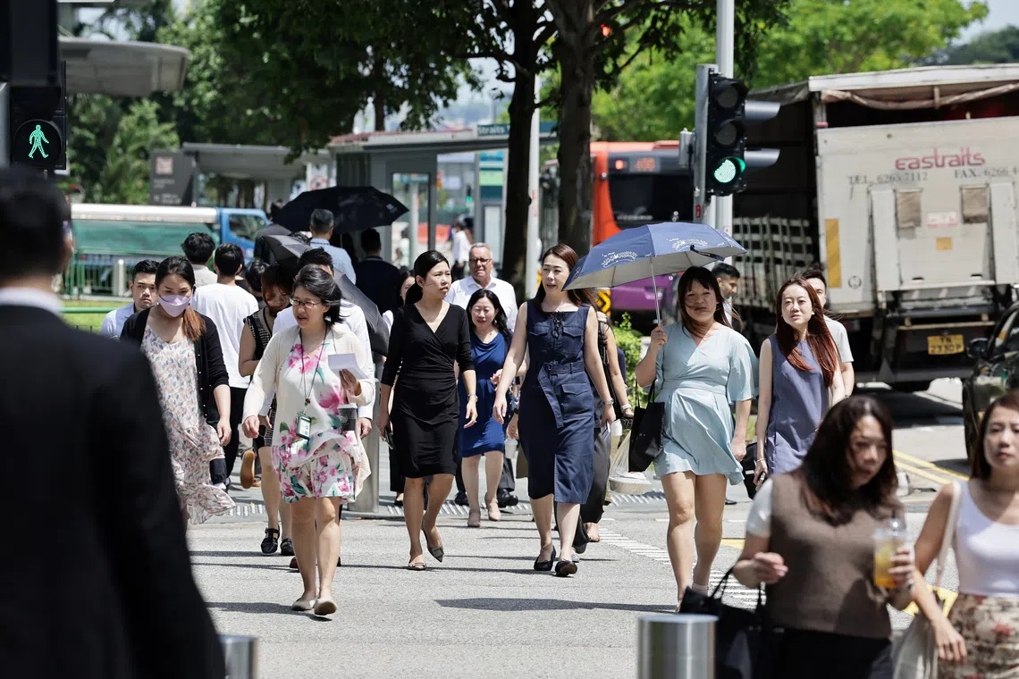 pixgeneric/ Photo of office workers during lunch hours at Marina CBD area taken on July 9, 2025- use for The breakthrough of technologies such as AI , and wave of digitization and transformation will affect everyone and these changes will impact working lives on a daily basis, economy, gig economy, salary adjustment, CPF, MOM, manpower, job market, retrenchment, female workforce refers to the segment of the population that is employed or actively seeking employment, low employment, high employment