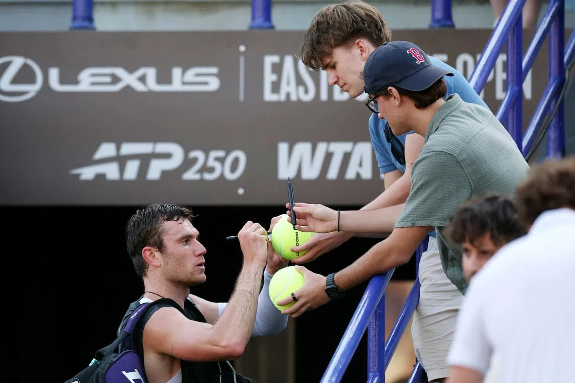 Tennis - Eastbourne Open - Devonshire Park Lawn Tennis Club, Eastbourne, Britain - June 26, 2026 Britain's Jack Draper signs autographs as he exits the court. REUTERS/Isabel Infantes