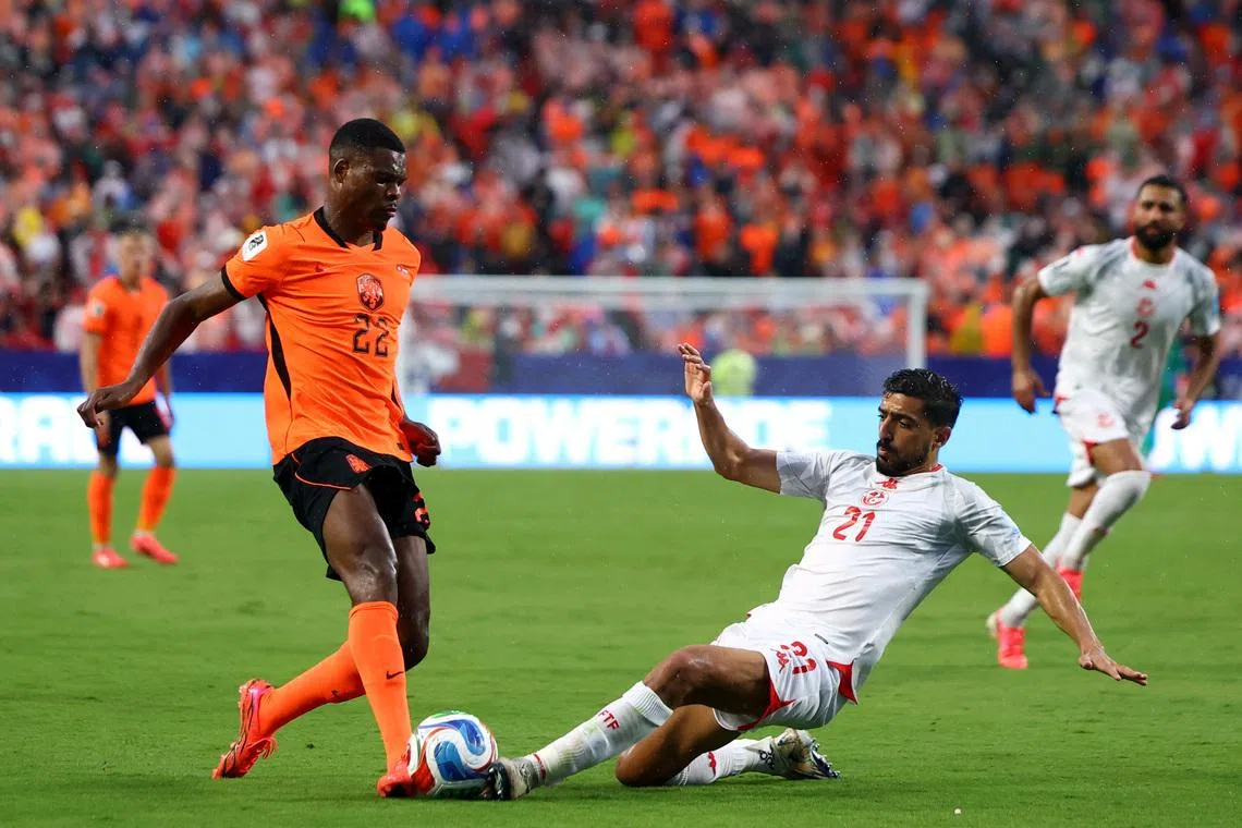 Soccer Football - FIFA World Cup 2026 - Group F - Tunisia v Netherlands - Kansas City Stadium, Kansas City, Missouri, U.S. - June 25, 2026 Netherlands' Denzel Dumfries in action with Tunisia's Mohamed Amine Ben Hamida REUTERS/Claudia Greco