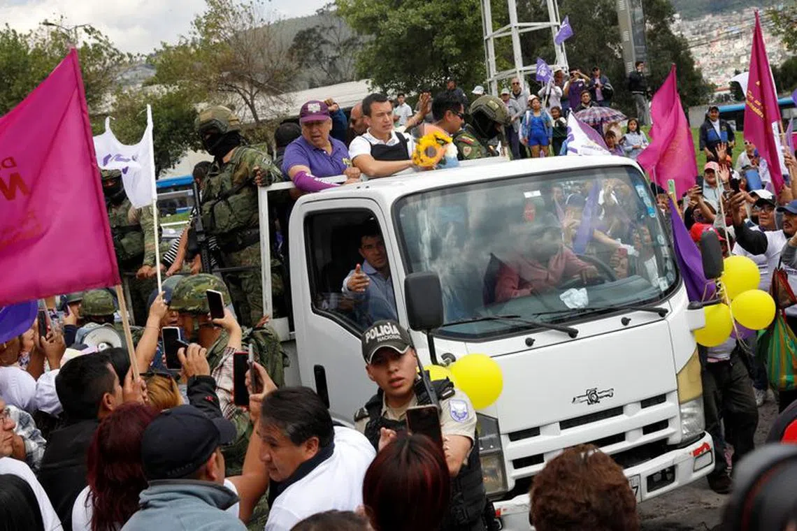 Supporters cheer for Ecuadorean presidential candidate Daniel Noboa during his closing campaign, in Quito, Ecuador October 11, 2023. REUTERS/Karen Toro