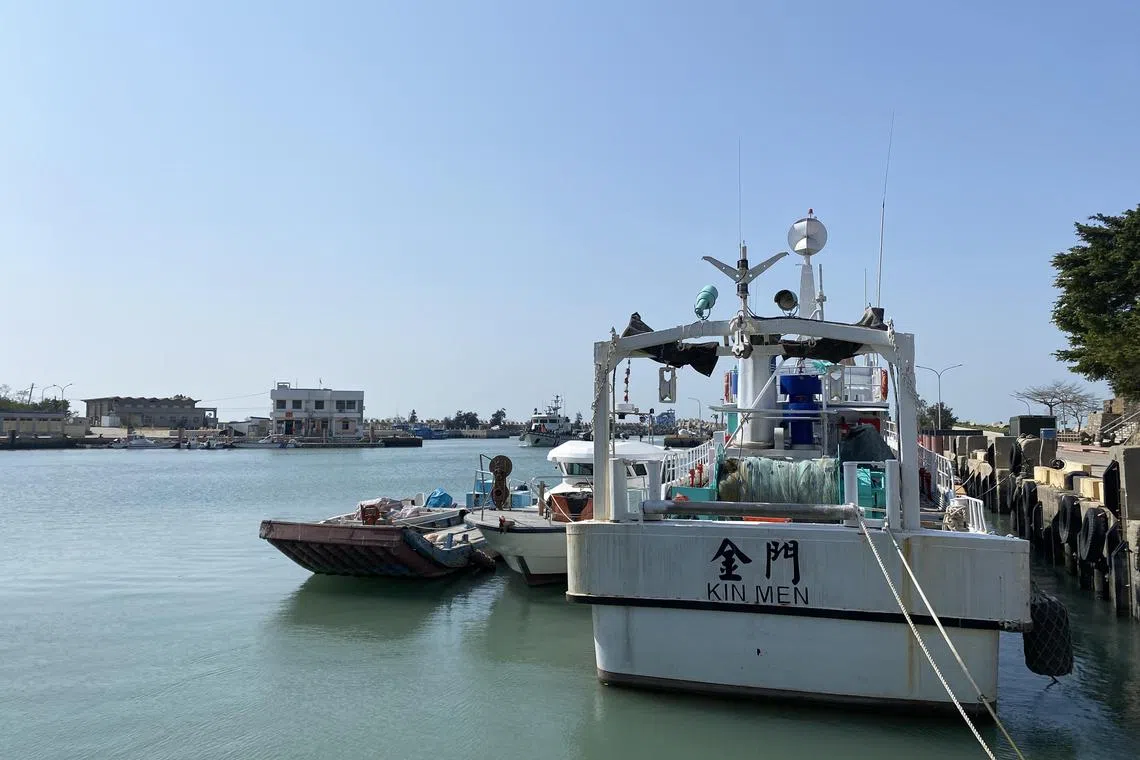 wyyfish - Fishing boats docked at a harbour in Kinmen.