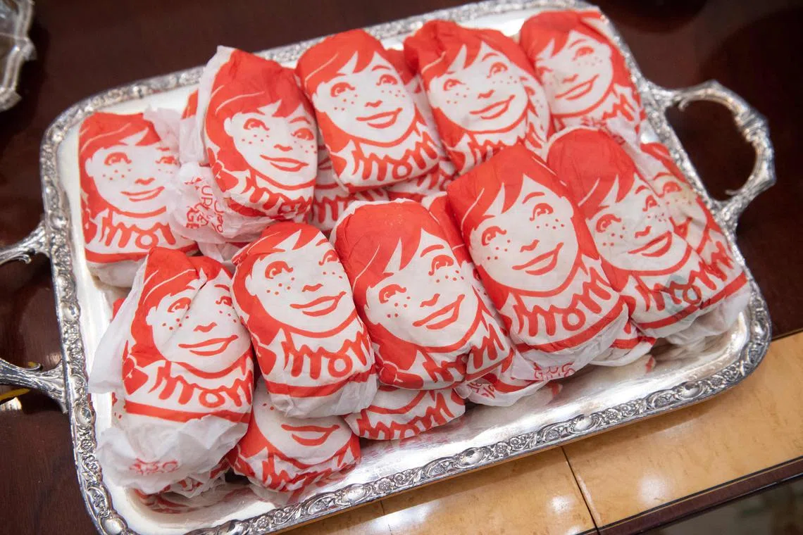 Restaurant chain Wendy's said it will not raise prices for hamburgers and other items at peak times, clarifying recent comments that sparked criticism of the fast-food company.  