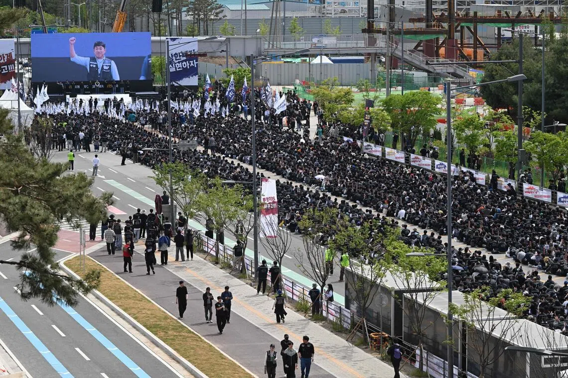 Samsung workers protest over huge pay gap with SK Hynix, threaten long strike