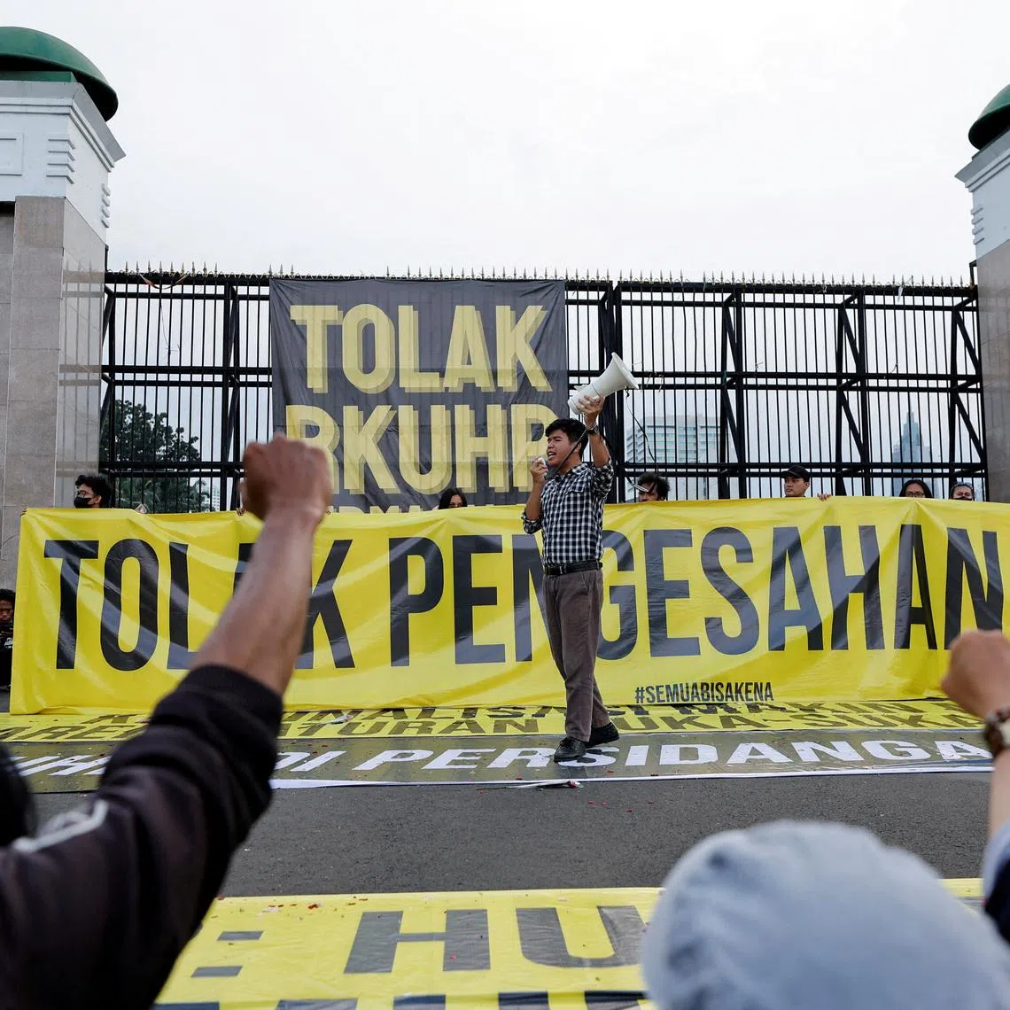 FILE PHOTO: An activist shouts slogans during a protest as Indonesia is set to pass a new criminal code that will ban sex outside marriage, cohabitation between unmarried couples, insulting the president, and expressing views counter to the national ideology, outside the Indonesian Parliament buildings in Jakarta, Indonesia, December 5, 2022. REUTERS/Willy Kurniawan/File Photo
