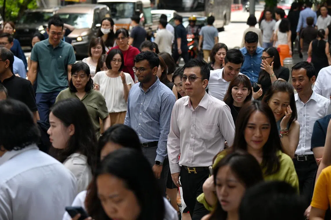 ST20231026_202389551081 Kua Chee Siong/ pixgeneric/ Generic pix of office workers crossing at traffic junction along Robinson Road during lunchtime on Oct 26, 2023.
