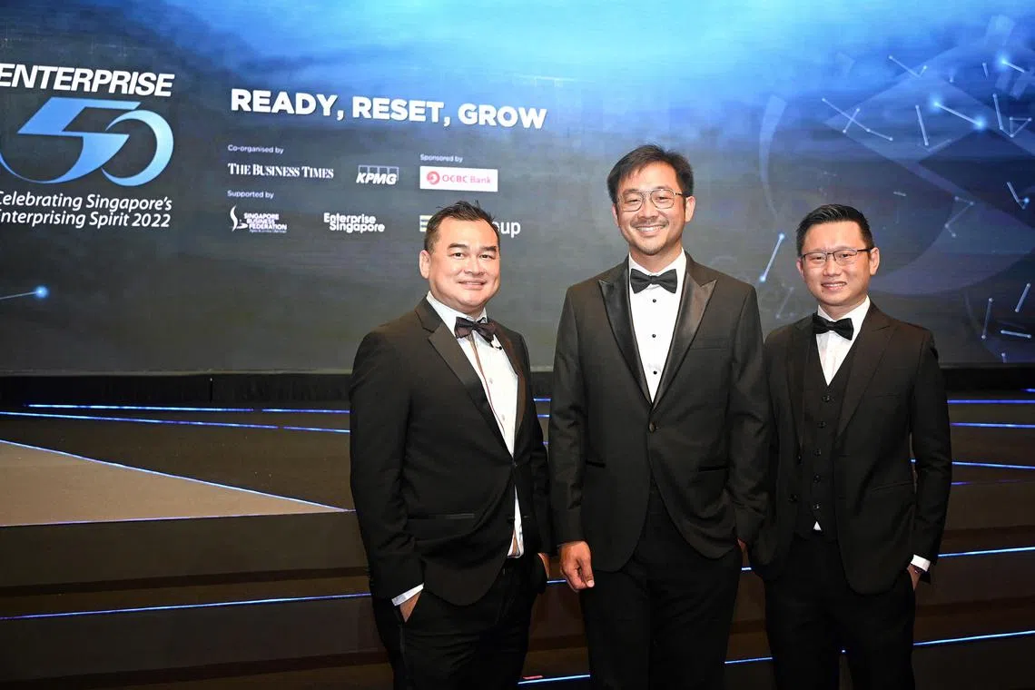 To be embargoed till 10pm .. top 3 winners of 
the E50 Awards , 2022 Enterprise 50 ; From left 
(2) Mr Victor Yeap, Managing Director of 
Yeap Medical Supplies Pte Ltd ; 
(3) Mr Li Xiaowen, Deputy Managing Director, Apro Asian Protection Pte Ltd and 
(1) Mr Frank Chen, Founder & Managing Director. 


2022 Enterprise 50 Gala Dinner Programme: The E50 Awards, established in 1995, seeks to recognise the 50 most enterprising local, privately-held companies who have contributed to the economic development of Singapore.