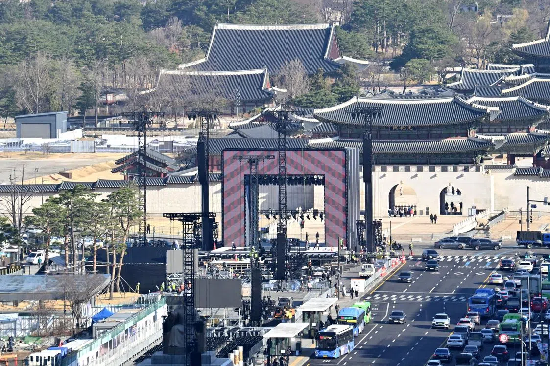 Khu vực xung quanh Quảng trường Gwanghwamun đã được cải tạo, với các cổng ra vào và rào chắn bằng thép được lắp đặt để điều tiết giao thông.