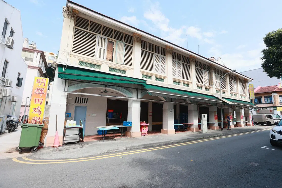 The police said they were alerted at 8.10am to the incident in Lorong 17 Geylang. 
