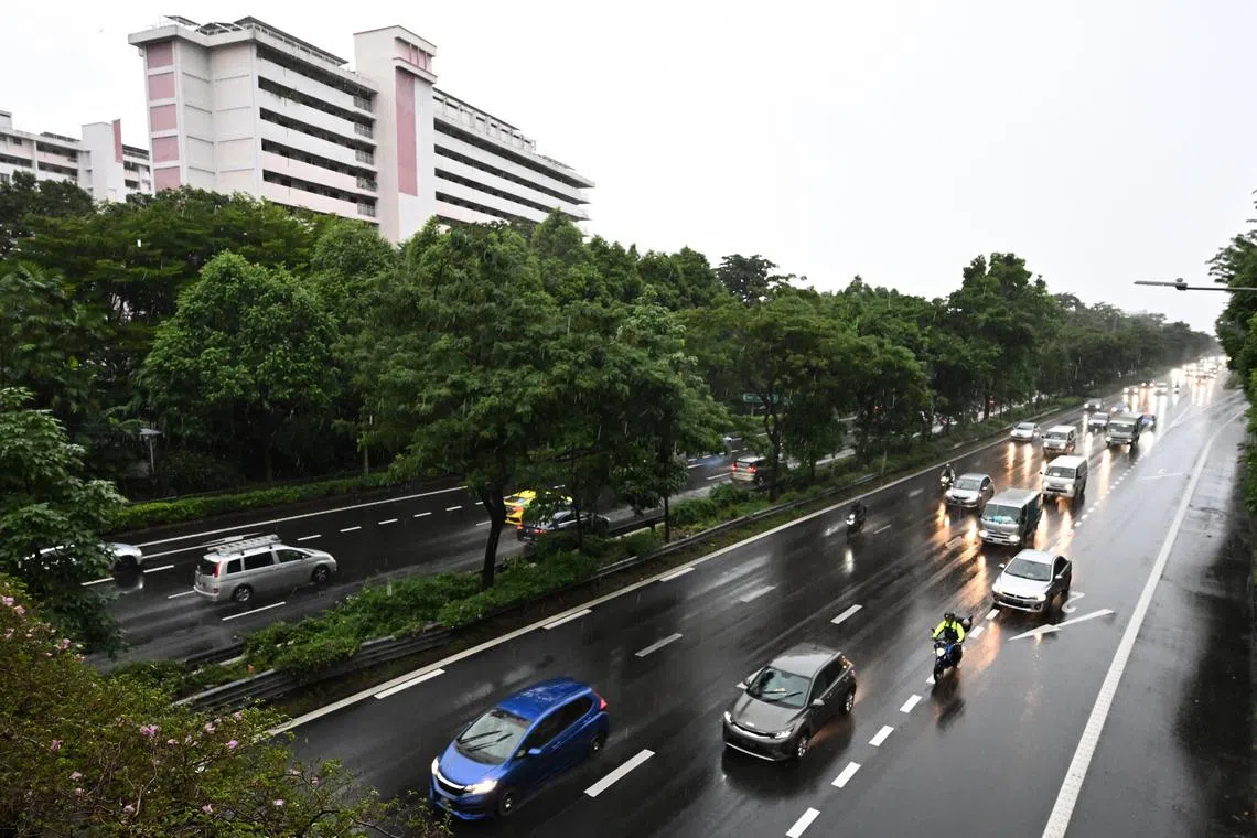 ST20240104-202486045088-Lim Yaohui-ntcoe04/
Vehicles travelling on the Pan-Island Expressway (PIE) as viewed from the overhead bridge next to Blk 101 Bedok North Avenue 4 on Jan 4, 2024.
First COE bidding for 2024. Premiums had fallen across all categories in the final tender of 2023.
Can be used for stories on transport, bus, car, fare, road, LTA, money, and oil.
(ST PHOTO: LIM YAOHUI)