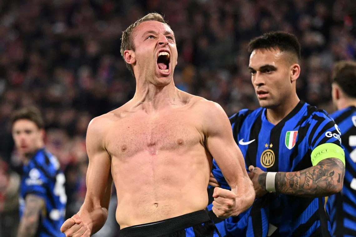 Soccer Football - Champions League - Quarter Final - First Leg - Bayern Munich v Inter Milan - Allianz Arena, Munich, Germany - April 8, 2025 Inter Milan's Davide Frattesi celebrates scoring their second goal with Lautaro Martinez REUTERS/Angelika Warmuth