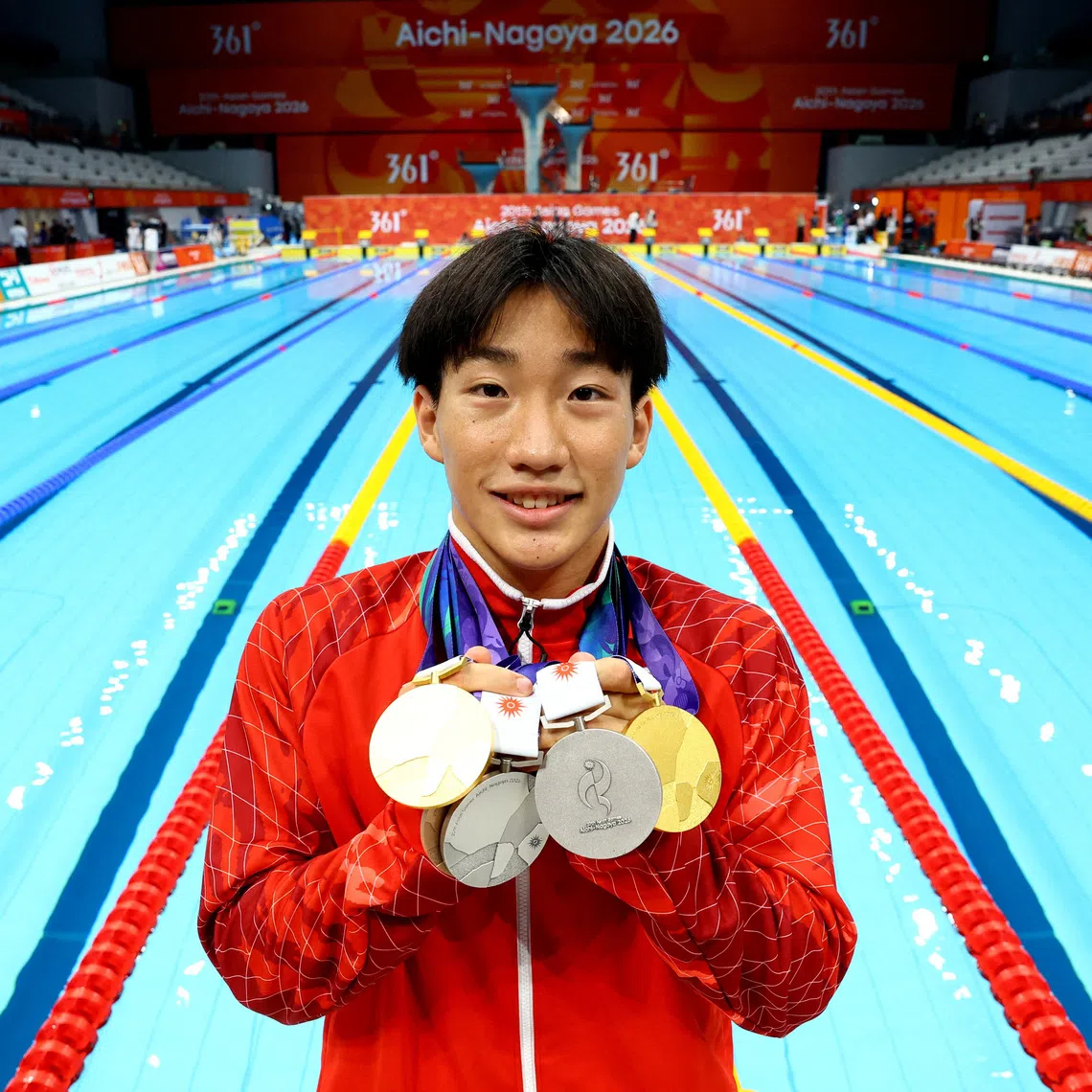 Asian Games - Aichi-Nagoya 2026 - Swimming - Tokyo Aquatics Centre, Koto, Tokyo, Japan - September 25, 2026 Japan's Shin Ohashi poses with his medals after the end of the final session REUTERS/Manami Yamada     TPX IMAGES OF THE DAY