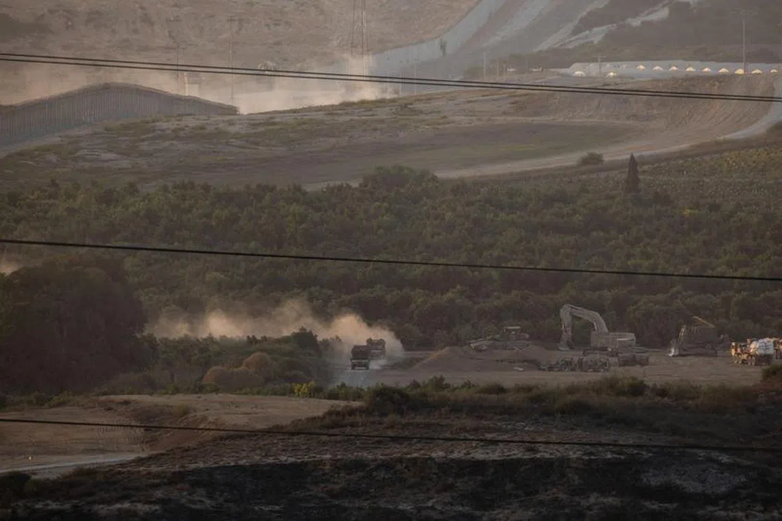 Israeli troops manoeuvre near the Israel-Gaza border, as seen from the southern Israel, November 9, 2023. REUTERS/Evelyn Hockstein