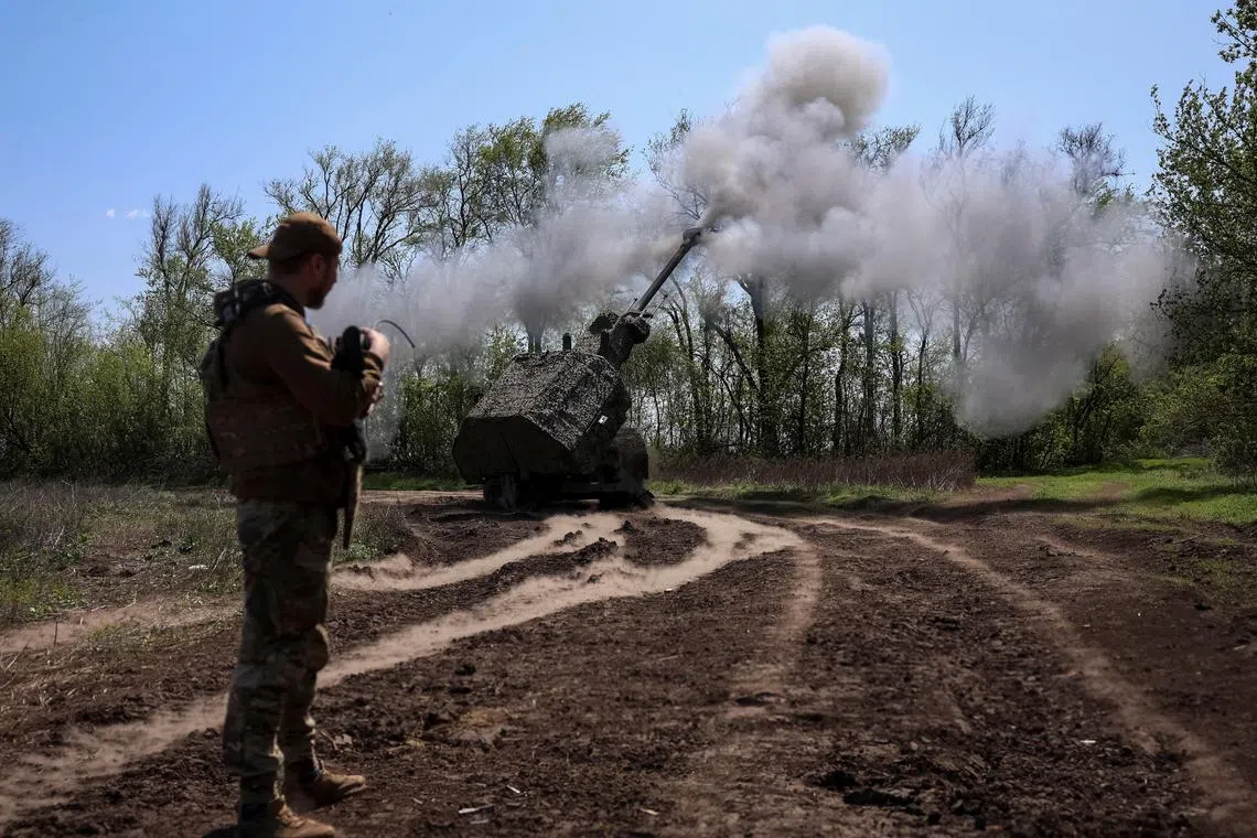 A serviceman of the 43rd Hetman Taras Triasylo Separate Artillery Brigade of the Ukrainian Armed Forces stands near an Archer self-propelled howitzer as it is fired towards Russian troops, amid Russia's attack on Ukraine, at a position in Zaporizhzhia region, Ukraine April 24, 2025. REUTERS/Anatolii Stepanov