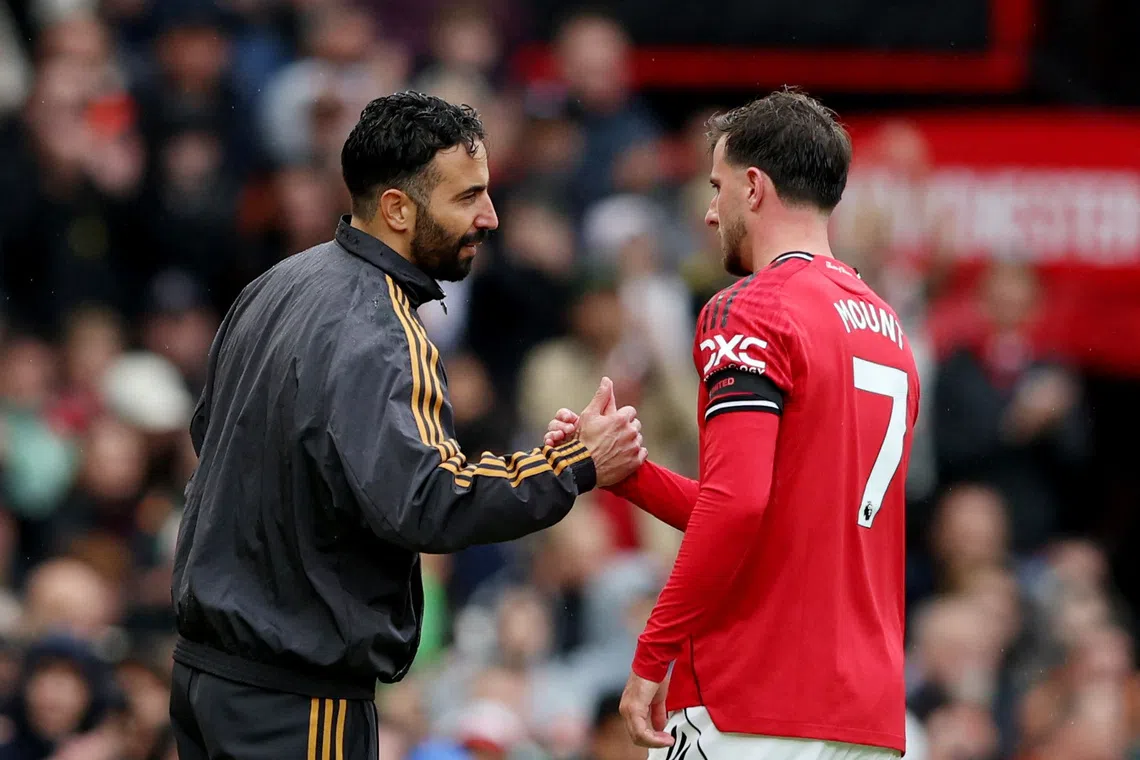 Soccer Football - Premier League - Manchester United v Sunderland - Old Trafford, Manchester, Britain - October 4, 2025 Manchester United manager Ruben Amorim shakes hands with Mason Mount after he was substituted REUTERS/Scott Heppell EDITORIAL USE ONLY. NO USE WITH UNAUTHORIZED AUDIO, VIDEO, DATA, FIXTURE LISTS, CLUB/LEAGUE LOGOS OR 'LIVE' SERVICES. ONLINE IN-MATCH USE LIMITED TO 120 IMAGES, NO VIDEO EMULATION. NO USE IN BETTING, GAMES OR SINGLE CLUB/LEAGUE/PLAYER PUBLICATIONS. PLEASE CONTACT YOUR ACCOUNT REPRESENTATIVE FOR FURTHER DETAILS..