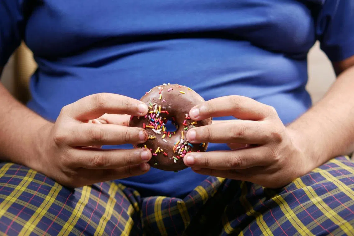 Even short-term consumption of highly processed, unhealthy foods can significantly reduce insulin sensitivity in the brains of healthy people.