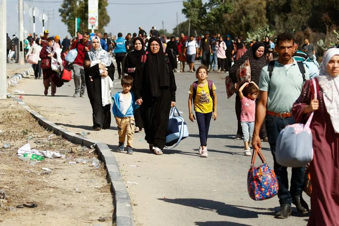 Palestinians fleeing north Gaza move southward as Israeli tanks roll deeper into the enclave, amid the ongoing conflict between Israel and Hamas, in the central Gaza Strip November 10, 2023. REUTERS/Ibraheem Abu Mustafa