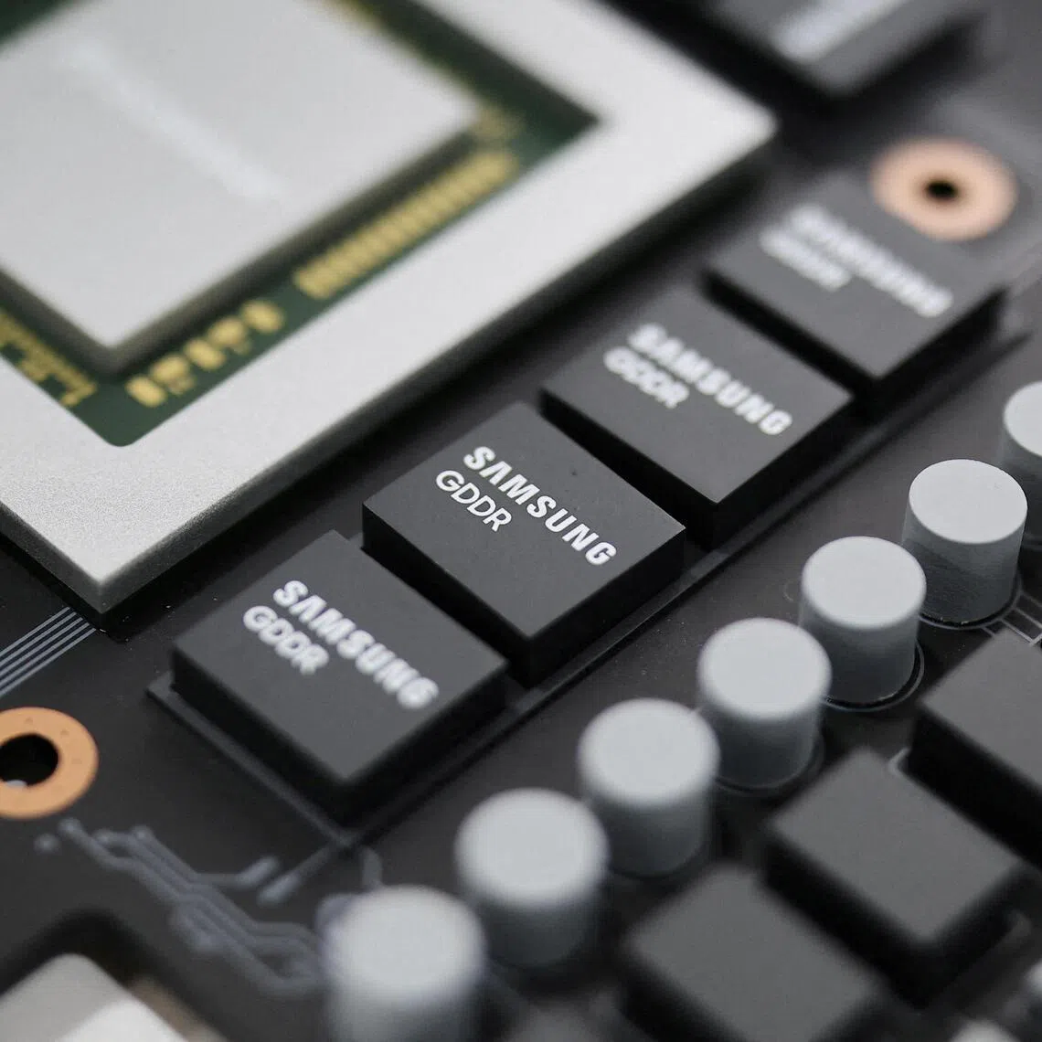 Analysts remain broadly optimistic about Samsung’s earnings outlook, citing expectations that memory undersupply will persist into 2026.