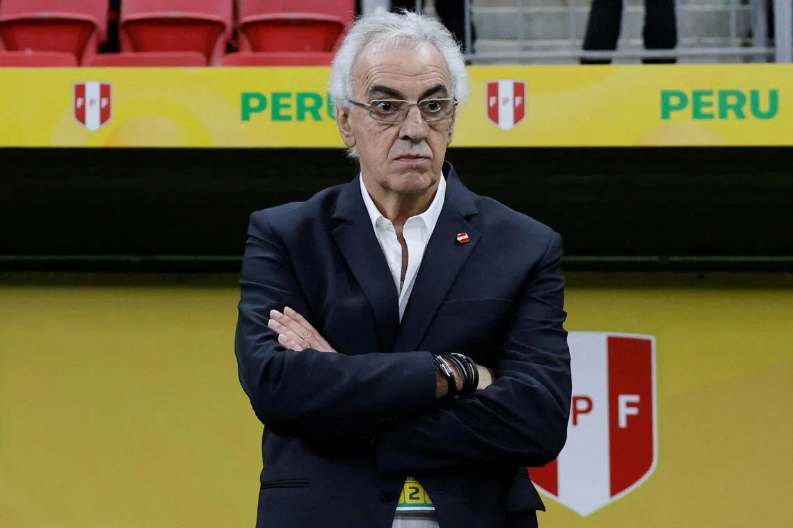 FILE PHOTO: Soccer Football - World Cup - South American Qualifiers - Brazil v Peru - Estadio Mane Garrincha, Brasilia, Brazil - October 15, 2024 Peru coach Jorge Fossati before the match REUTERS/Adriano Machado/File Photo