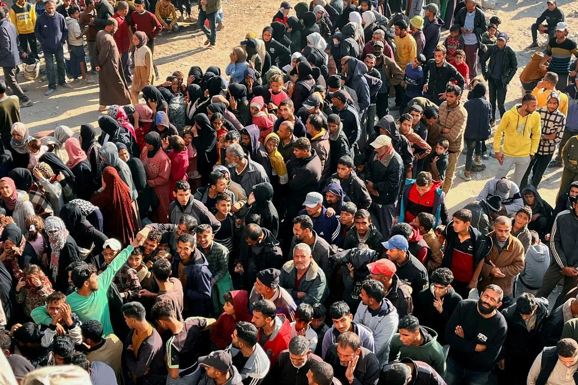 Palestinians gather to buy bread from a bakery, amid the Israel-Hamas conflict, in Khan Younis, in the southern Gaza Strip November 22, 2024. REUTERS/Hussam Al-Masri