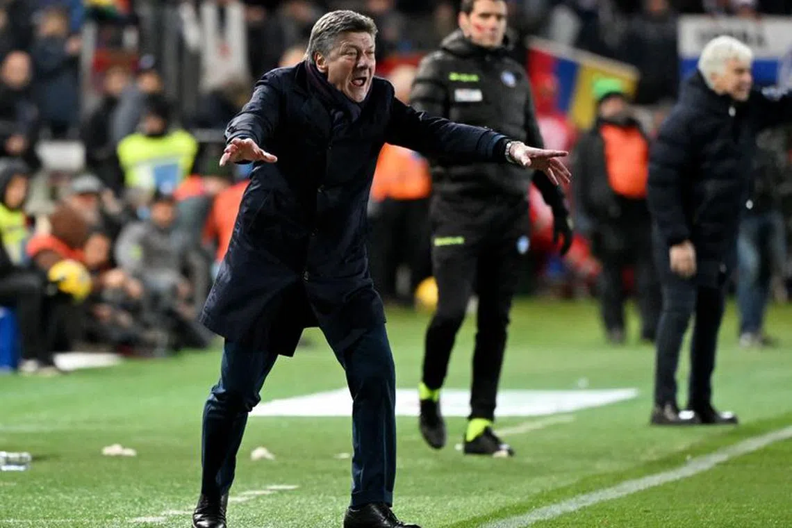 Soccer Football - Serie A - Atalanta v Napoli - Stadio Atleti Azzurri, Bergamo, Italy - November 25, 2023 Napoli coach Walter Mazzarri reacts REUTERS/Alberto Lingria