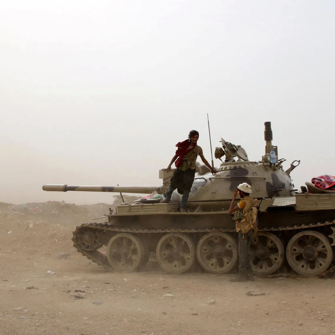 FILE PHOTO: Members of UAE-backed southern Yemeni separatist forces stand by a tank during clashes with government forces in Aden, Yemen August 10, 2019. REUTERS/Fawaz Salman/File Photo